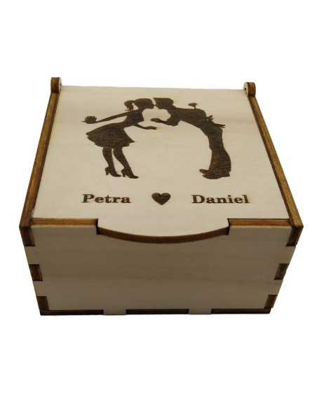 Boîte cadeau en bois personnalisée avec gravure de couple et prénoms
