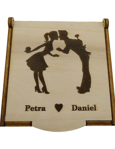 Detail der Lasergravur auf der romantischen Liebes-Geschenkbox aus Holz