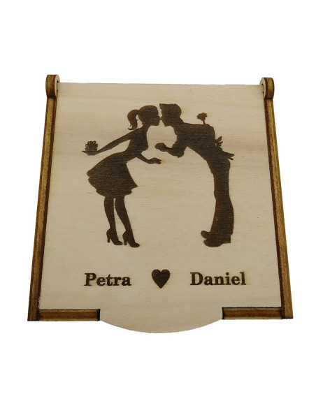 Détail du couvercle gravé d’une boîte d’amour personnalisée