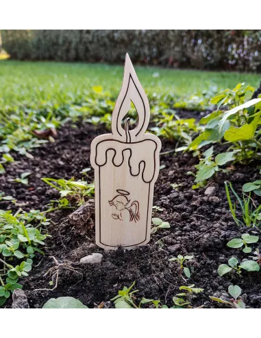 Bougie en bois plantée sur une tombe en souvenir