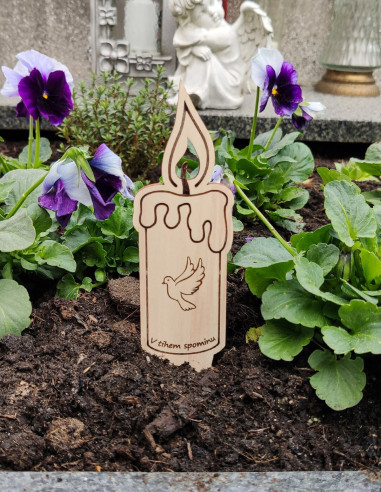 candela commemorativa in legno con colomba della pace