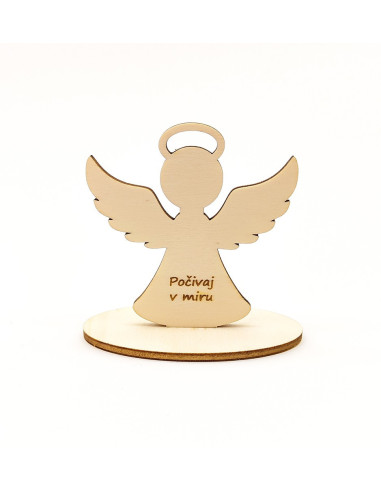 Drvena grobna svijeća u obliku anđela s ugraviranim natpisom.