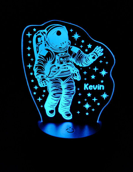 Gepersonaliseerde ruimte LED lamp met astronaut ontwerp en gegraveerde tekst.