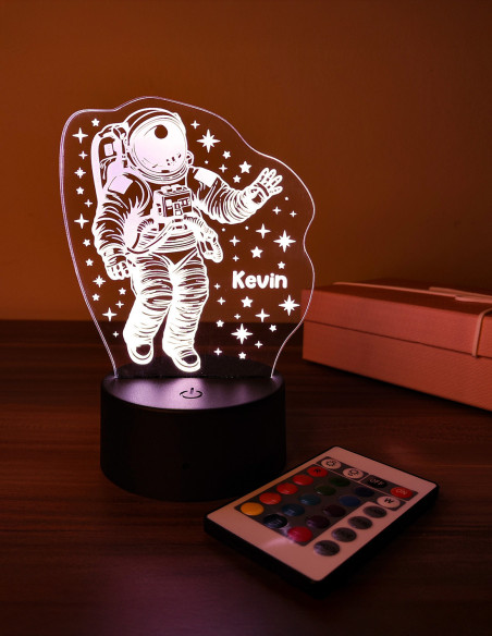Gepersonaliseerd astronaut LED nachtlampje met sterren en eigen naam.