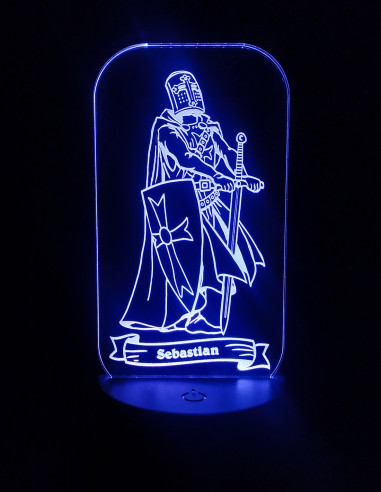 Personalizowana lampka nocna LED z motywem średniowiecznego rycerza i podświetlanym grawerem imienia na panelu akrylowym.