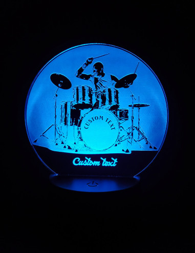 Detalle del grabado láser del nombre en la lámpara LED para bateristas