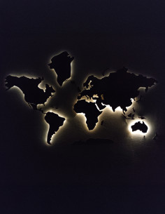 Carte du monde en bois rétroéclairée accrochée au mur