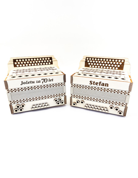 Dos modelos de hucha de madera con diseño de acordeón tradicional