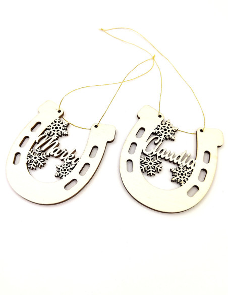 Adorno navideño en forma de herradura con nombre personalizado y copos de nieve