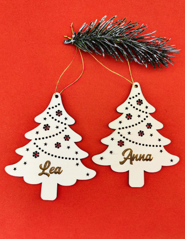 Alberello di Natale decorato con fiocchi di neve e stelle