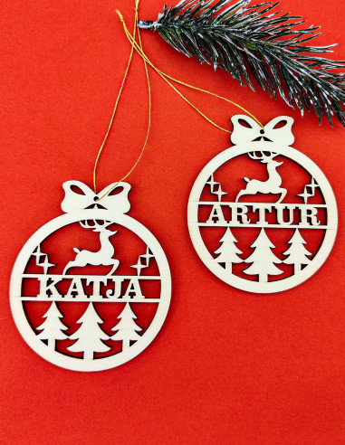 Ornamento a forma di pallina con renna e dettagli festivi