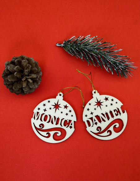 Ornament met naam op maat met kruldesign en ophangkoord
