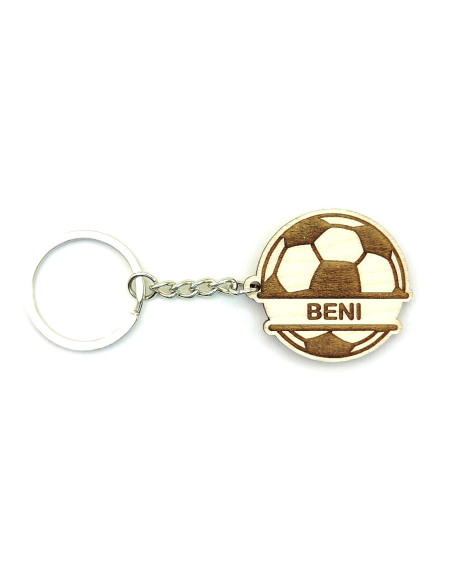Gepersonaliseerde football sleutelhanger met naam gegraveerd over de bal