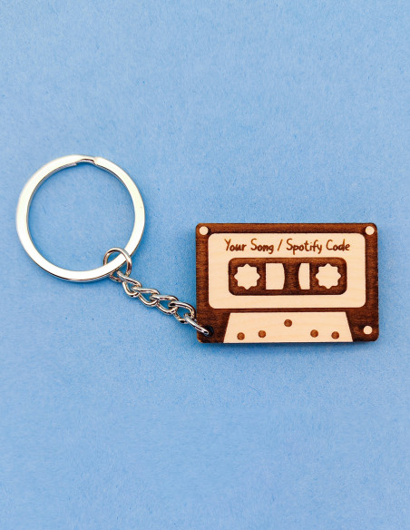Accessoire rétro gravé en forme de cassette