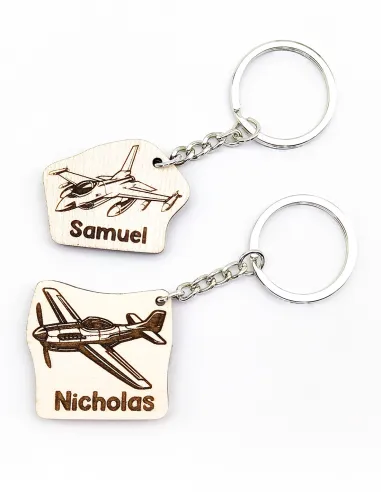 Zwei Flugzeug-Schlüsselanhänger mit Namensgravur