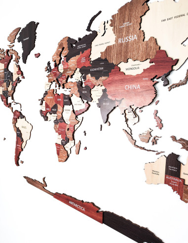 Mapa mural de madera multicolor con nombres grabados