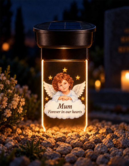 Personalisierte Solar-Grabkerze mit Engel leuchtet nachts mit der Aufschrift „Mama – Für immer in unseren Herzen“