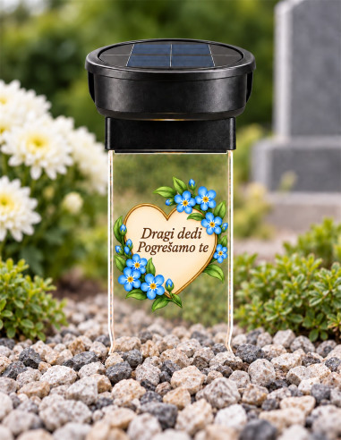 Personalisiertes Solar-Grablicht mit Herz, blauen Blumen und individueller Gedenkinschrift am Grab