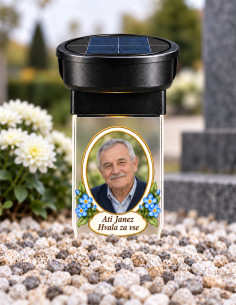 Personalizirana solarna nagrobna sveča s fotografijo, ki ponoči sveti z osebnim spominskim posvetilom 2