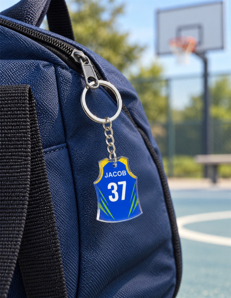 Privjesak košarkaški dres od pleksiglasa – JACOB 37; na sportskoj torbi uz košarkaško igralište