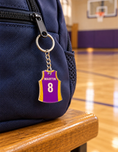 Privjesak košarkaški dres od pleksiglasa – MARTIN 8; na sportskoj torbi uz košarkaško igralište
