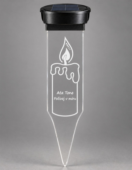Vela solar funeraria personalizada con llama grabada y estaca transparente sobre fondo gris