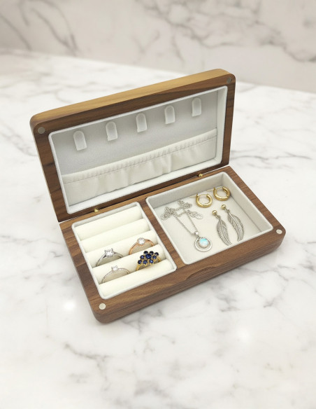 Geöffnete Walnuss-Schmuckschatulle mit Ringen, Perlen und Ohrringen – luxuriöses Geschenk