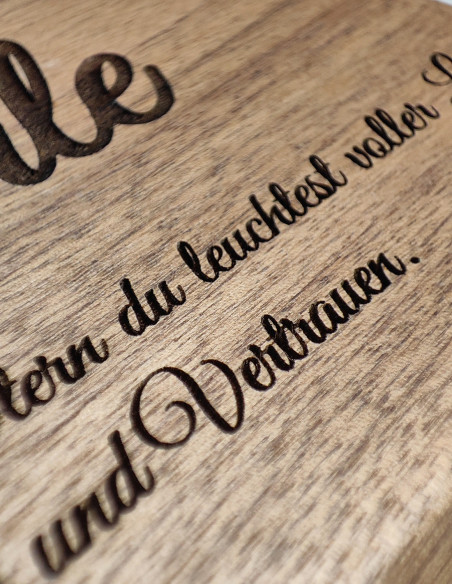 Nahaufnahme der gravierten Schrift und natürlichen Walnussmaserung auf dem Schmuckschatullendeckel