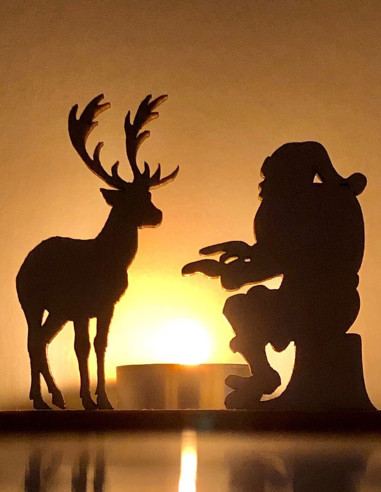 décoration de Noël artisanale en bois avec bougie et scènes d’ombre