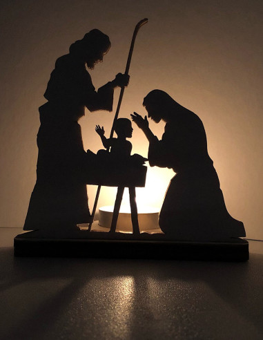 Weihnachts-Teelichthalter mit Krippenszene, beleuchtet von einem Teelicht