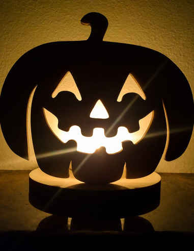 Silhouette lumineuse de citrouille souriante en bois