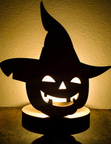 Halloween buča s klobukom in osvetljenim obrazom