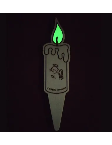 Bougie bois avec flamme brillante dans l’obscurité pour hommage nocturne