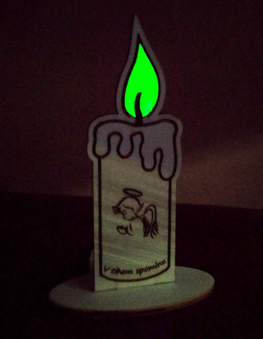 Candela in legno con fiamma che si illumina al buio