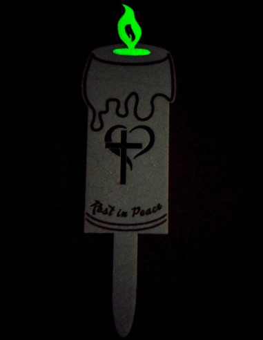 Candela in legno con fiamma che si illumina al buio