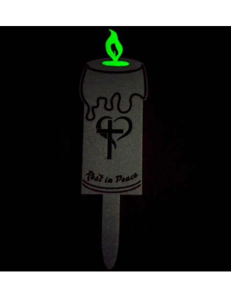 Bougie en bois avec flamme lumineuse visible dans le noir