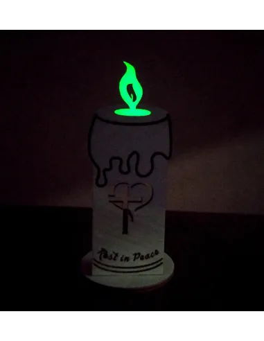 Holzkerze mit leuchtender Flamme und Gravur als stille Gedenkkerze