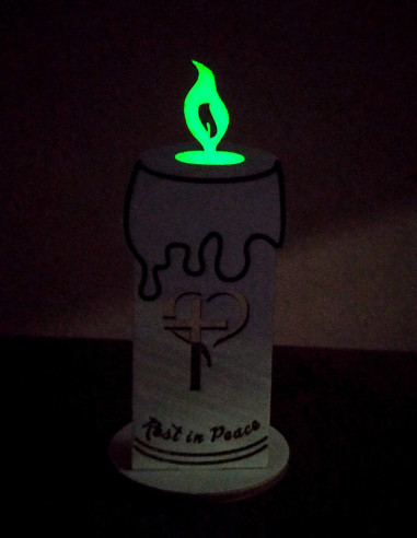 Vela de madera con llama brillante para homenaje nocturno