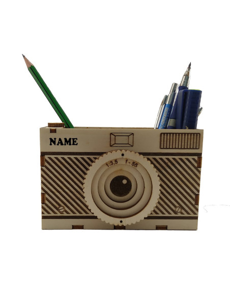 Portalápices de madera con forma de cámara y grabado personalizado.