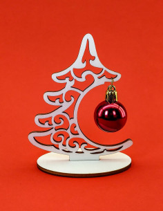 Decoratieve houten kerstboom met uitgesneden ontwerp en hangende kerstbal 2