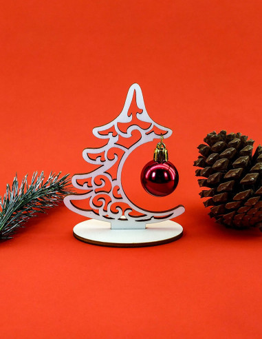 Dekorativer Holz-Weihnachtsbaum mit ausgeschnittenem Muster und Kugel