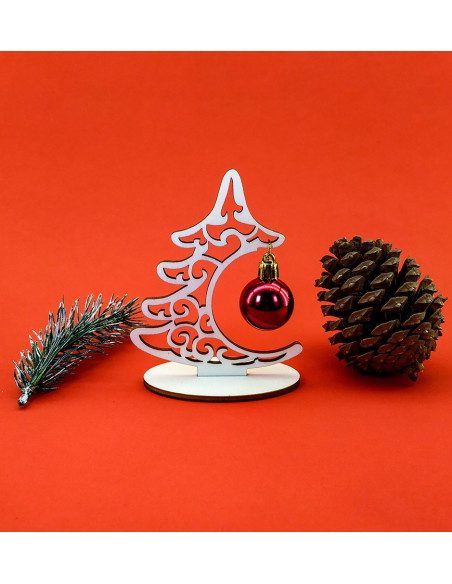Dekorativer Holz-Weihnachtsbaum mit ausgeschnittenem Muster und Kugel