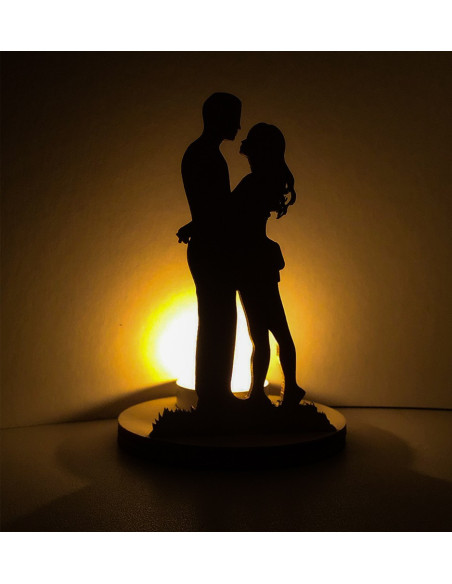 Portacandela romantico con coppia illuminata da luce soffusa