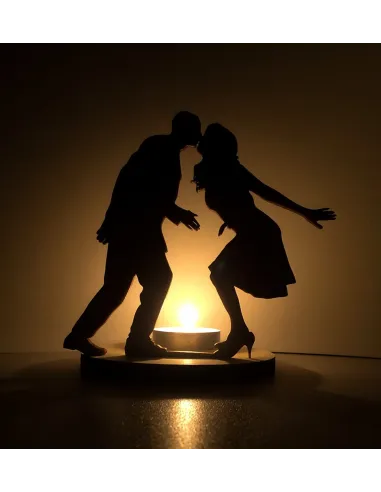 Silhouette romantique d’un couple éclairée par une bougie LED