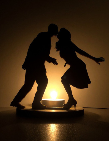 Portacandela romantico con coppia e luce soffusa sullo sfondo