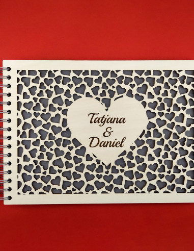 álbum de fotos personalizado con portada de madera calada con corazones