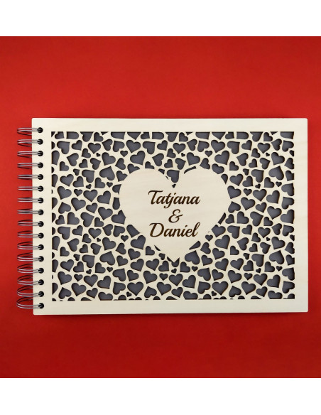 album romantico con nomi incisi su copertina in legno traforato