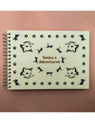 vista lateral de álbum con diseño felino grabado y texto personalizado