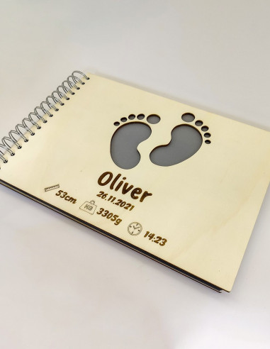 Album fotografico neonato personalizzato con piedini intagliati e dati nascita