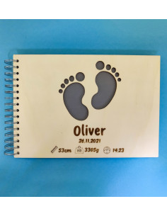 álbum de fotos personalizado para bebé con huellas en tapa de madera 2